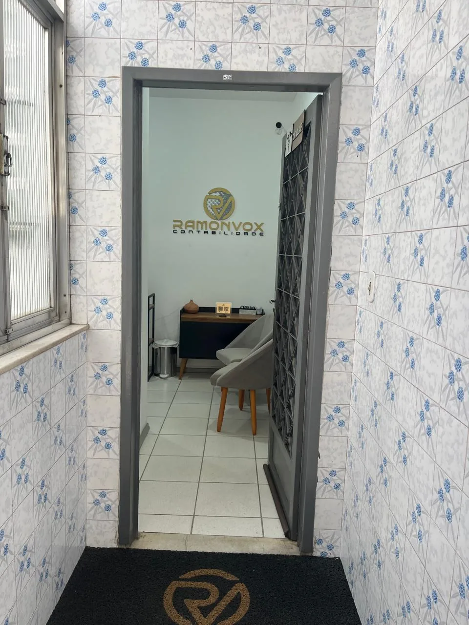 Entrada da Ramonvox Contabilidade vista pelo corredor